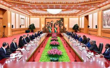 China propone cuatro principios para la paz en África Xi Jinping y representantes de Togo y China durante una reunión oficial en Beijing.