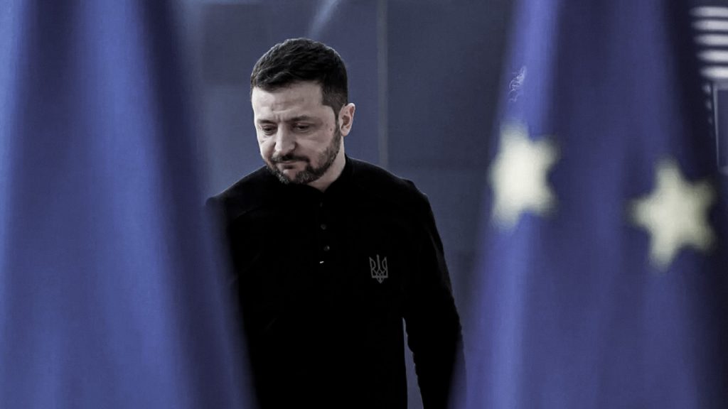 Volodímir Zelenski durante una cumbre en Bruselas con banderas de la Unión Europea.