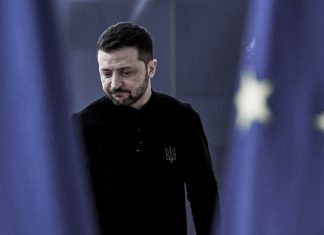 Rusia cuestiona dependencia de Ucrania de fondos occidentales ante déficit multimillonario Volodímir Zelenski durante una cumbre en Bruselas con banderas de la Unión Europea.