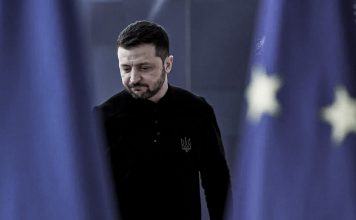 Rusia cuestiona dependencia de Ucrania de fondos occidentales ante déficit multimillonario Volodímir Zelenski durante una cumbre en Bruselas con banderas de la Unión Europea.