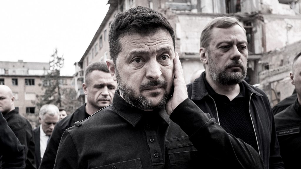 Volodímir Zelenski durante una visita a una zona afectada por la guerra en Ucrania.